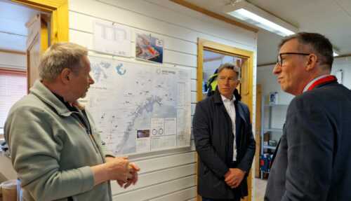 Økt aktivitet i Barentshavet gir flere oppdrag til nordnorske leverandører. Her er Kjell Giæver (til høyre) sammen med olje- og energiminister Terje Aasland på besøk hos Hammerfest Industriservi